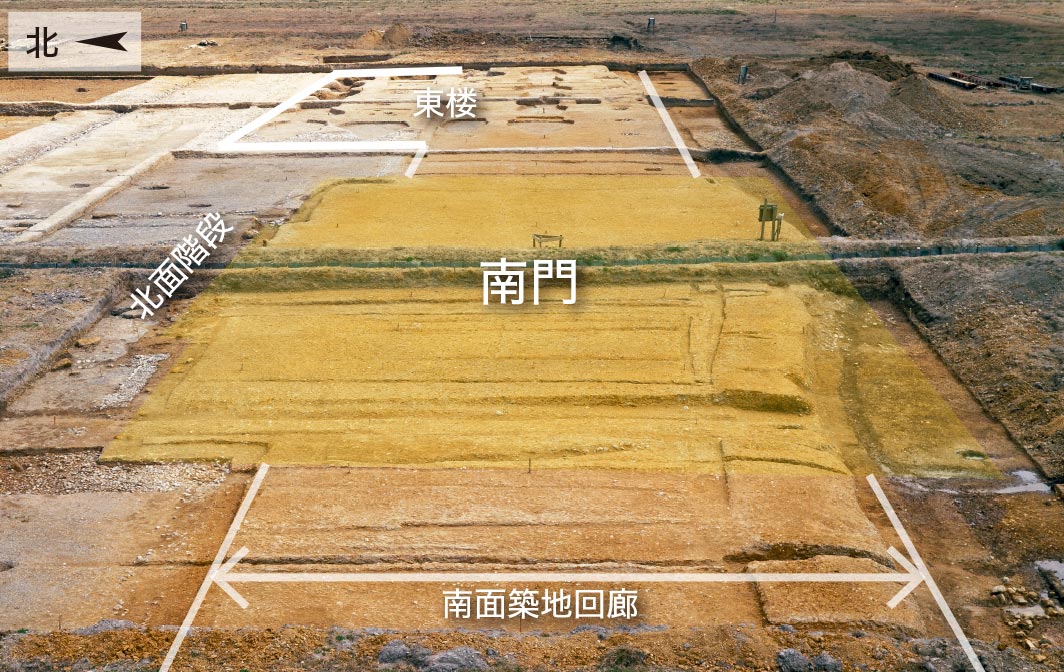 ほぼ基壇全体を発見した昭和48年の発掘調査